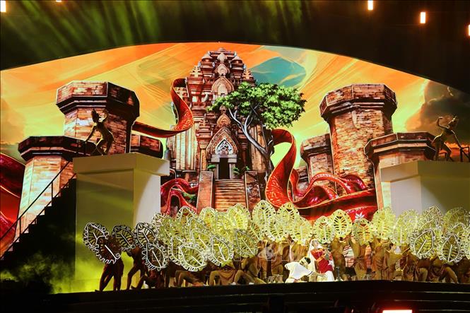 Toàn cảnh sân khấu khai mạc Festival Biển Khánh Hòa 2026 tại Quảng trường 2 Tháng 4. Ảnh: Đặng Tuấn - TTXVN