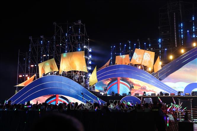 Toàn cảnh sân khấu khai mạc Festival Biển Khánh Hòa 2026 tại Quảng trường 2 Tháng 4. Ảnh: Đặng Tuấn - TTXVN