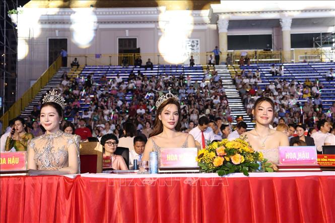 Các hoa hậu trong và ngoài nước tham dự lễ khai mạc. Ảnh: Đặng Tuấn - TTXVN 
