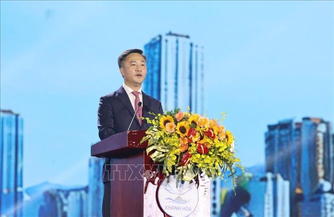 Ông Nguyễn Việt Hùng, Chủ tịch UBND tỉnh Khánh Hòa phát biểu. Ảnh: Đặng Tuấn - TTXVN