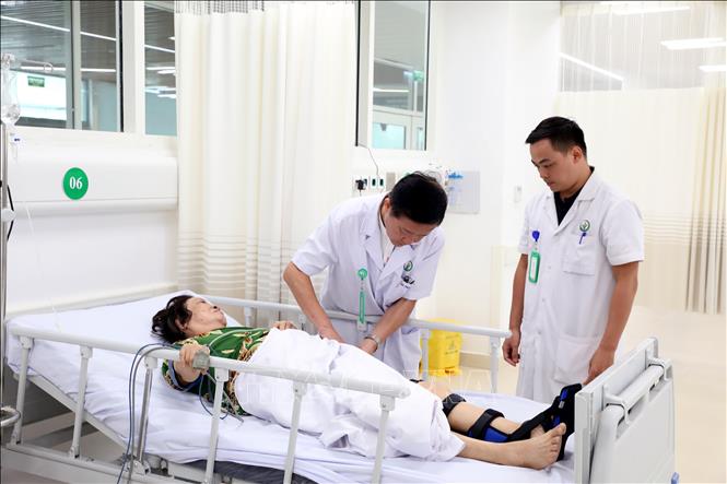 Các bác sĩ khám cho người bệnh tại Bệnh viện Hữu nghị Việt Đức cơ sở Ninh Bình. Ảnh: Thanh Tuấn - TTXVN 