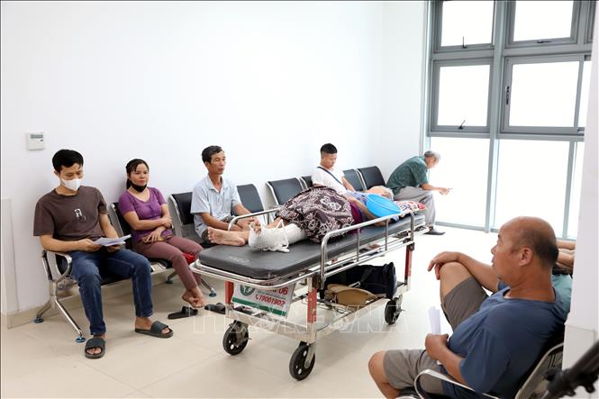 Bệnh nhân đến khám tại Bệnh viện Hữu nghị Việt Đức cơ sở Ninh Bình. Ảnh: Thanh Tuấn - TTXVN 