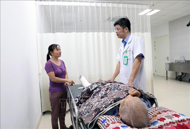 Các bác sĩ khám cho người bệnh tại Bệnh viện Hữu nghị Việt Đức cơ sở Ninh Bình. Ảnh: Thanh Tuấn - TTXVN 