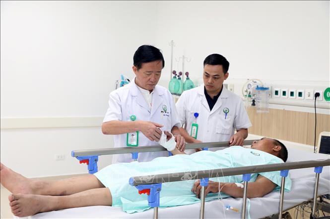 Các bác sĩ khám cho người bệnh tại Bệnh viện Hữu nghị Việt Đức cơ sở Ninh Bình. Ảnh: Thanh Tuấn - TTXVN 