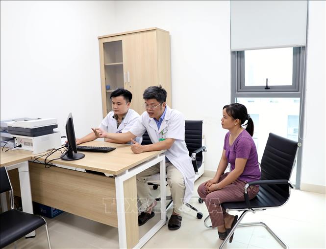 Các bác sĩ khám cho người bệnh tại Bệnh viện Hữu nghị Việt Đức cơ sở Ninh Bình. Ảnh: Thanh Tuấn - TTXVN 