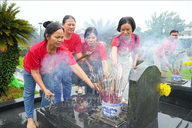 Đông đảo du khách, thắp hương tri ân các Anh hùng liệt sĩ tại Nghĩa trang A1. Ảnh: Phan Quân - TTXVN