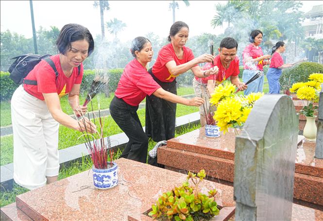 Đông đảo du khách, thắp hương tri ân các Anh hùng liệt sĩ tại Nghĩa trang A1. Ảnh: Phan Quân - TTXVN