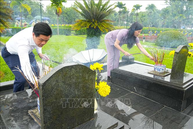 Đông đảo du khách, thắp hương tri ân các Anh hùng liệt sĩ tại Nghĩa trang A1. Ảnh: Phan Quân - TTXVN