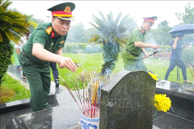 Thắp hương tưởng nhớ, tri ân các Anh hùng liệt sĩ tại nghĩa trang A1. Ảnh: Phan Quân - TTXVN