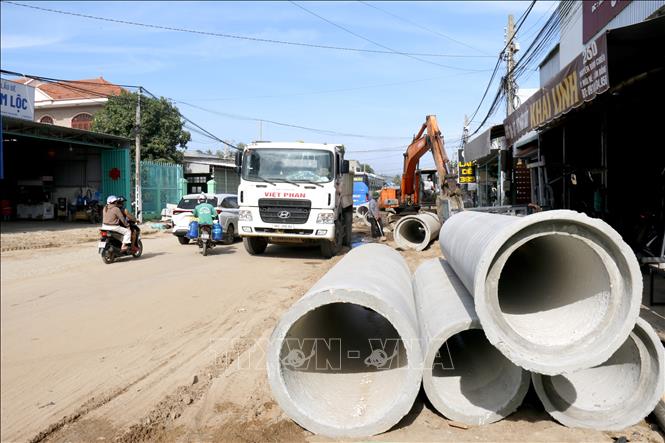 Thi công dự án sửa chữa, nâng cấp đường Nguyễn Đình Chiểu và đường Huỳnh Thúc Kháng tại phường Mũi Né. Ảnh: Nguyễn Thanh - TTXVN