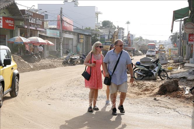 Dự án sửa chữa, nâng cấp đường Nguyễn Đình Chiểu và đường Huỳnh Thúc Kháng tại phường Mũi Né thi công chậm làm ảnh hưởng đến việc đi lại của người dân và du khách. Ảnh: Nguyễn Thanh - TTXVN