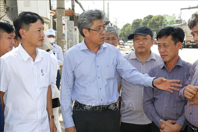 Ông Nguyễn Minh, Phó Chủ tịch UBND tỉnh Lâm Đồng (thứ 2, từ trái sang) chỉ đạo đẩy nhanh thi công tuyến đường Trần Quý Cáp dẫn vào trung tâm Phan Thiết. Ảnh: Nguyễn Thanh - TTXVN