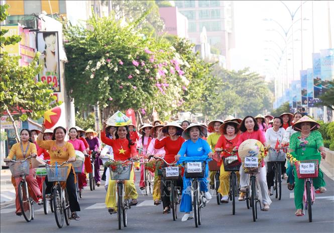 Phụ nữ Khánh Hòa với nhiều độ tuổi khác nhau tham gia lễ hội diễu hành áo dài bằng xe đạp. Ảnh: Phan Sáu - TTXVN