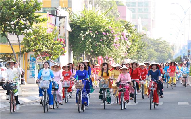 Phụ nữ Khánh Hòa tham gia diễu hành trên phố. Ảnh: Phan Sáu - TTXVN 