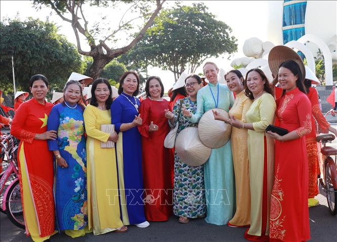 Bà Alessandra Tognonato, Tổng Lãnh sự Italy tại Thành phố Hồ Chí Minh (thứ 4, từ trái vào) chụp ảnh cùng chị em phụ nữ Khánh Hòa trong trang phục áo dài Việt Nam. Ảnh: Phan Sáu - TTXVN