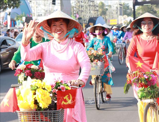 Các bà, các mẹ cùng tham gia diễu hành áo dài bằng xe đạp trong chương trình lễ hội. Ảnh: Phan Sáu - TTXVN