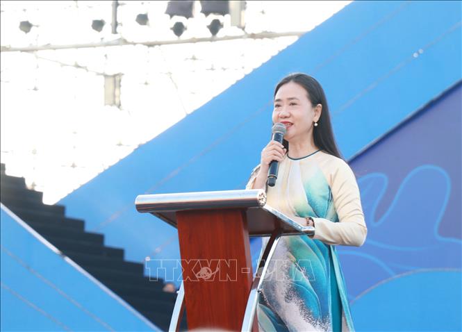 Bà Nguyễn Quỳnh Nga, Chủ tịch Hội Liên hiệp Phụ nữ tỉnh Khánh Hòa phát biểu khai mạc lễ hội. Ảnh: Phan Sáu - TTXVN