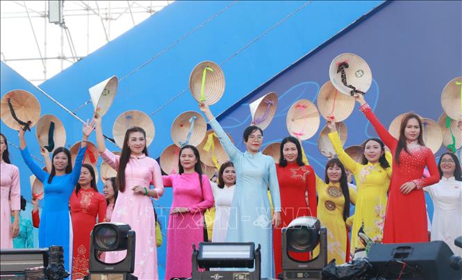 Hội viên phụ nữ Khánh Hòa tham gia trình diễn áo dài Việt Nam. Ảnh: Phan Sáu - TTXVN