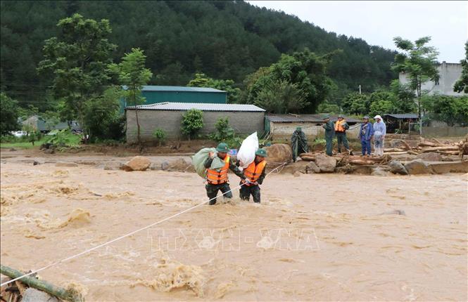 Các lực lượng cứu hộ của tỉnh Lai Châu giúp người dân Mường Than di dời tài sản đến nơi an toàn. Ảnh: Nguyễn Oanh - TTXVN