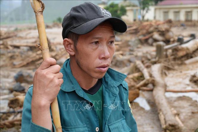 Anh Lò Văn Tiêng ở Bản Chít (xã Mường Than) vẫn chưa hết bàng hoàng khi trận lũ quét đã khiến Bet88.Com Link Nhà Cái Bet88 BMXCT Uy Tín anh mất hết nhà cửa. Ảnh: Nguyễn Oanh - TTXVN