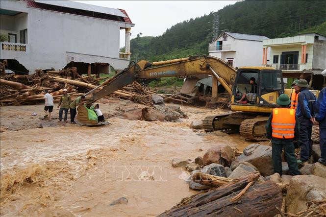 Các lực lượng cứu hộ giúp người dân di chuyển đến nơi an toàn. Ảnh: Nguyễn Oanh - TTXVN
