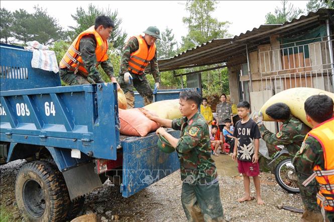 Các lực lượng cứu hộ của tỉnh Lai Châu giúp người dân Mường Than di dời tài sản đến nơi an toàn. Ảnh: Nguyễn Oanh - TTXVN