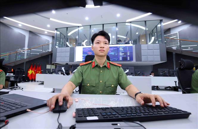 Mắt không rời màn hình, tay gõ phím liên tục, những người lính lực lượng An ninh mạng là những 