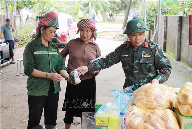 Cấp phát lương thực cho người dân tại vùng lũ. Ảnh: Quý Trung - TTXVN