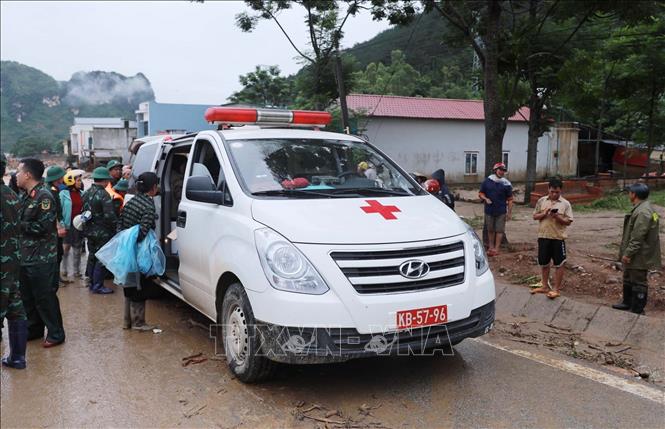 Lực lượng quân y luôn sẵn sàng phương tiện túc trực hỗ trợ đưa người dân bị thương trước khi đưa đến trung tâm Bet88013 com nổ hũ để chữa trị. Ảnh: Quý Trung - TTXVN