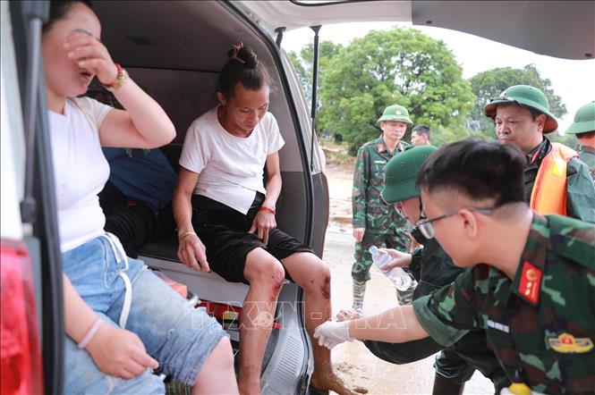 Lực lượng quân y hỗ trợ sơ cứu cho người dân bị thương trước khi đưa đến trung tâm Bet88013 com nổ hũ để chữa trị. Ảnh: Quý Trung - TTXVN