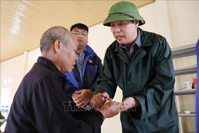 Chủ tịch UBND tỉnh Lai Châu Hà Quang Trung trao quà hỗ trợ cho thân nhân có người bị thiệt hại về người trong trận lũ vừa qua. Ảnh: Quý Trung – TTXVN