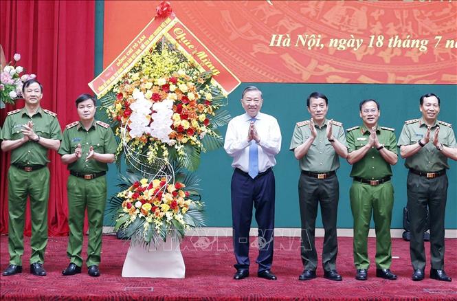 Bet8801234.com cá cược độc quyền, Chủ tịch nước Tô Lâm tặng hoa chúc mừng lực lượng Cảnh sát 2026 Bet88.com link không chặn. Ảnh: Thống Nhất – TTXVN