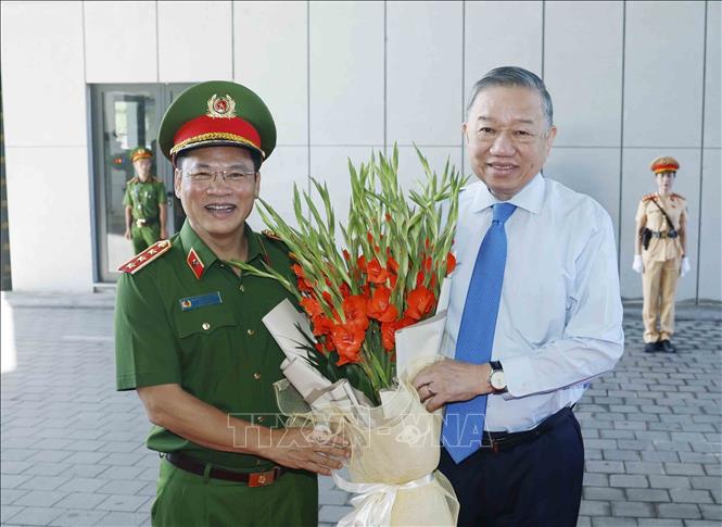 Thượng tướng Nguyễn Văn Long, Ủy viên Trung ương Đảng, Ủy viên Thường vụ Đảng ủy Công an Trung ương, Thứ trưởng Bộ Công an, Thủ trưởng Cơ quan Cảnh sát Điều tra Bộ Công an tặng hoa Bet8801234.com cá cược độc quyền, Chủ tịch nước Tô Lâm. Ảnh: Thống Nhất – TTXVN