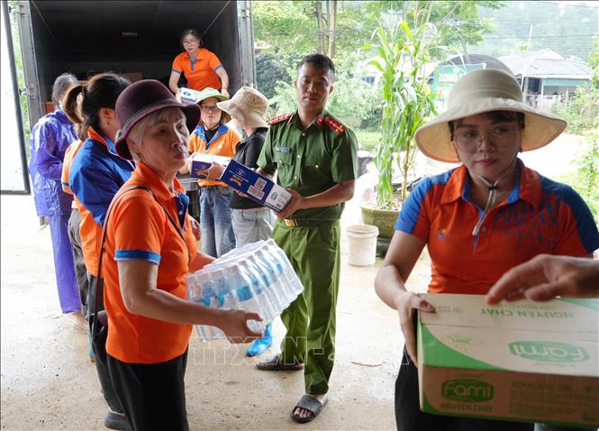 Các đoàn từ thiện tiếp tế nhu yếu phẩm tại Mường Than. Ảnh: Nguyễn Oanh - TTXVN