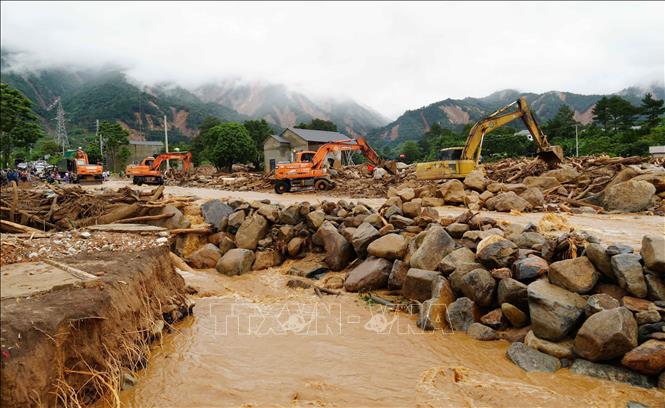 Các lực lượng tập trung cứu hộ cứu nạn, khắc phục thiên tai tại Mường Than. Ảnh: Nguyễn Oanh - TTXVN