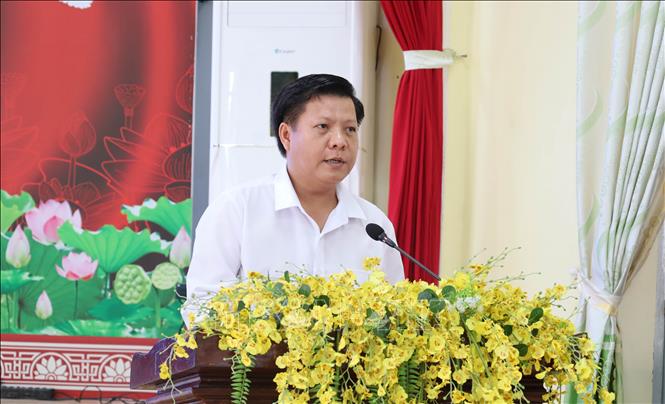 Ông Nguyễn Hồng Thái, Chủ tịch UBND xã Nha Bích phát biểu. Ảnh: Đậu Tất Thành - TTXVN