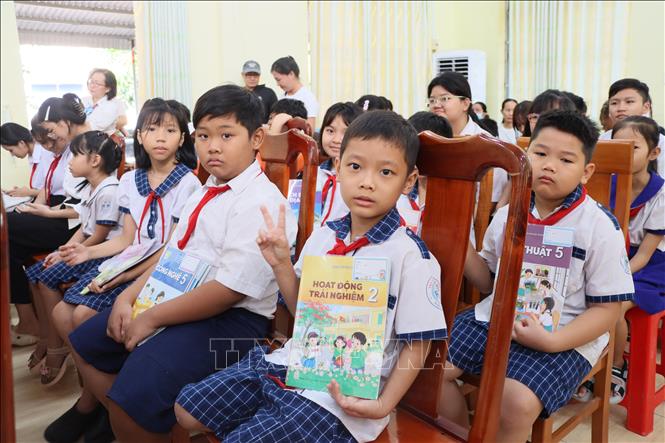 Học sinh trên địa bàn xã Nha Bích được tặng sách miễn phí trong năm học mới. Ảnh: Đậu Tất Thành - TTXVN