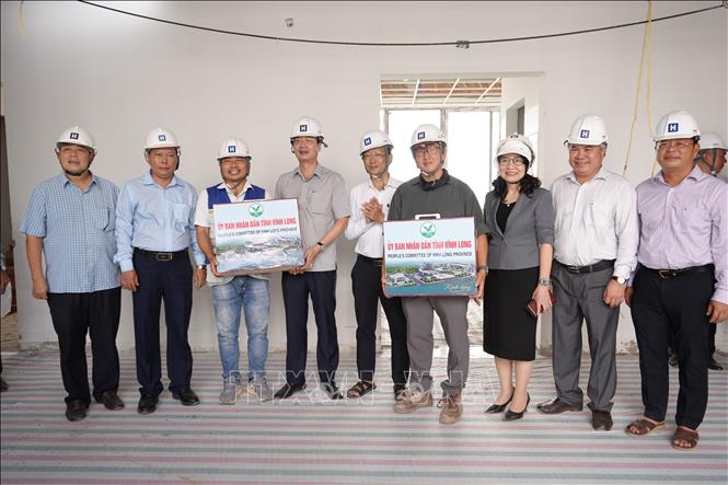 Chủ tịch UBND tỉnh Vĩnh Long Trần Trí Quang tặng quà cho đơn vị thi công dự án Xây dựng Bệnh viện đa khoa Bến Tre . Ảnh: Huỳnh Phúc Hậu - TTXVN