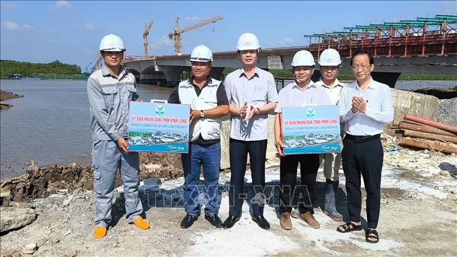 Chủ tịch UBND tỉnh Vĩnh Long Trần Trí Quang tặng quà cho đơn vị thi công Dự án Cầu Ba Lai 8. Ảnh: Huỳnh Phúc Hậu - TTXVN