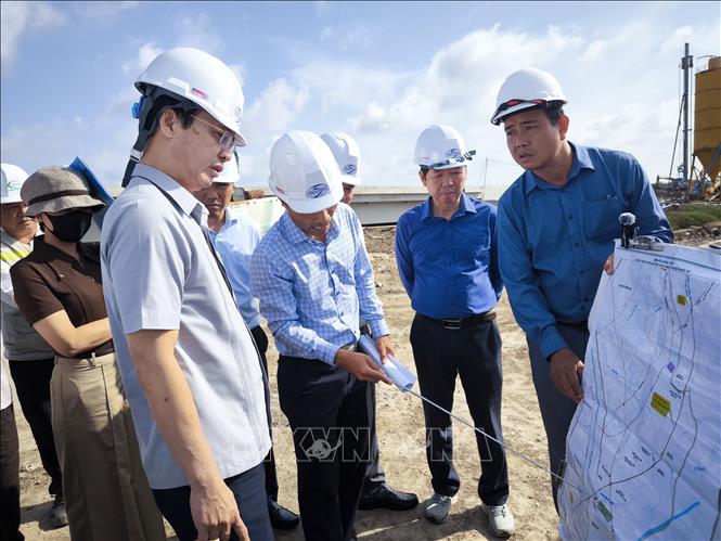 Chủ tịch UBND tỉnh Vĩnh Long Trần Trí Quang khảo sát tại dự án Dự án Cầu Ba Lai 8. Ảnh: Huỳnh Phúc Hậu - TTXVN