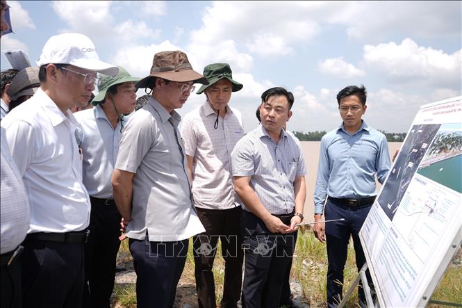 Chủ tịch UBND tỉnh Vĩnh Long Trần Trí Quang khảo sát dự án Gia cố xử lý sạt lở bờ sông Hàm Luông (khu vực TP Bến Tre). Ảnh: Huỳnh Phúc Hậu - TTXVN