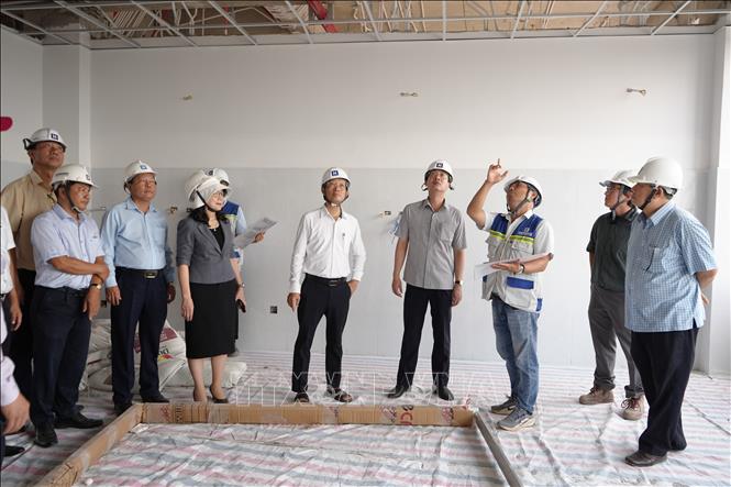 Chủ tịch UBND tỉnh Vĩnh Long Trần Trí Quang khảo sát tại dự án Xây dựng Bệnh viện đa khoa Bến Tre. Ảnh: Huỳnh Phúc Hậu - TTXVN