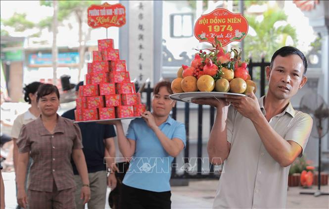 Lễ vật được phường tuổi, dòng họ, người dân trong làng và du khách dâng Hoàng tử Lang Liêu – thủy tổ nghề giò chả, bánh chưng. Ảnh: Phan Phương - TTXVN