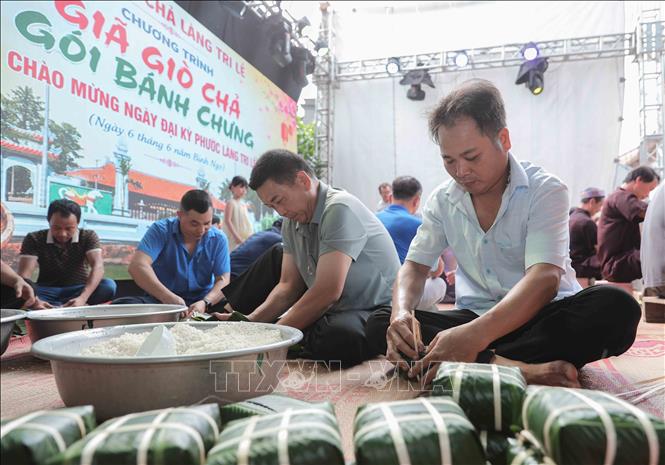 Đông đảo người dân và du khách cùng tham gia gói bánh chưng, giã bánh giầy, làm giò chả theo truyền thuyết Lang Liêu. Hoạt động này đã trở thành nét đẹp Bet88013 88k Cho Tân Thủ truyền thống, thể hiện sâu sắc đạo lý 