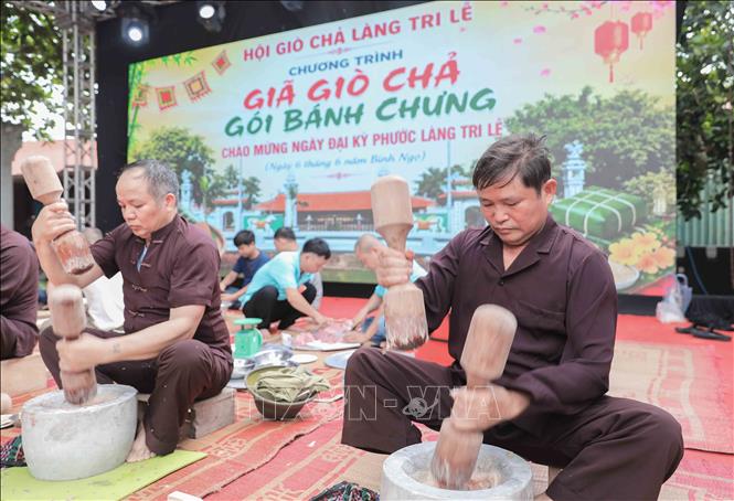 Dù máy móc hiện đại dần thay thế sức người, các nghệ nhân vẫn trình diễn kỹ thuật giã giò thủ công điêu luyện tại lễ hội, gìn giữ nét nghề truyền thống. Ảnh: Phan Phương – TTXVN
