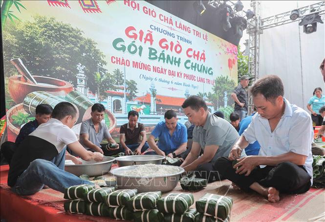 Đông đảo người dân và du khách cùng tham gia gói bánh chưng, giã bánh giầy, làm giò chả theo truyền thuyết Lang Liêu. Hoạt động này đã trở thành nét đẹp Bet88013 88k Cho Tân Thủ truyền thống, thể hiện sâu sắc đạo lý 