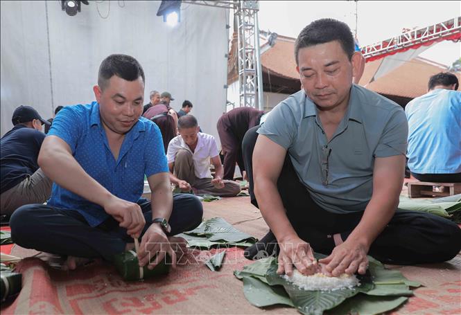 Phong tục gói bánh chưng, giã bánh giầy và làm giò chả từ truyền thuyết Lang Liêu đã trở thành nét đẹp Bet88013 88k Cho Tân Thủ, thể hiện đạo lý 