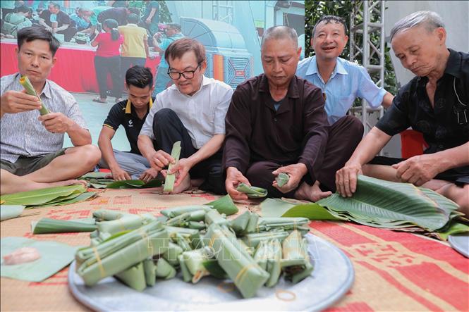 Phong tục gói bánh chưng, giã bánh giầy và làm giò chả từ truyền thuyết Lang Liêu đã trở thành nét đẹp Bet88013 88k Cho Tân Thủ, thể hiện đạo lý 