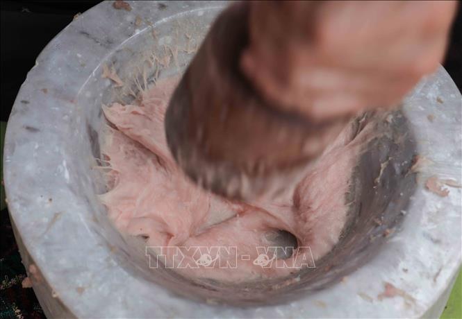 Giò giã bằng tay luôn giữ trọn hương vị đậm đà, độ giòn dai tự nhiên và chất lượng hảo hạng, khẳng định sự tinh túy của kỹ thuật truyền thống. Ảnh: Phan Phương – TTXVN