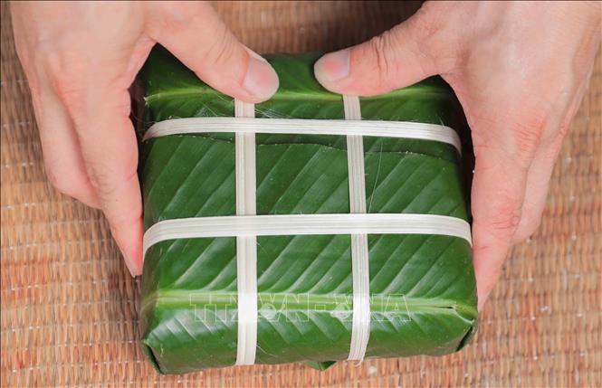Từng chiếc bánh chưng, bánh giầy và giò chả đều được người dân làng nghề tự tay làm ra đầy tỉ mỉ, gửi gắm trọn vẹn lòng thành kính dâng cúng Đức Thánh. Ảnh: Phan Phương - TTXVN
